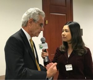 Dân Biểu Alan Lowenthal trả lời phóng viên Hòa Ái bên lề Hội thảo nhân quyền tại Quốc hội Hoa Kỳ hôm 8/12/2016. RFA PHOTO/Phương Anh