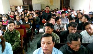 Người dân vào trong trụ sở để đối chất với lãnh đạo địa phương. Ảnh: Tin Mừng Cho Người Nghèo