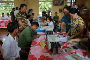 Hôm 16/11/2016 Ủy ban nhân dân huyện Vĩnh Linh, tỉnh Quảng Trị bắt đầu thực hiện chi trả cho người dân tại thôn Vịnh Mốc, xã Vĩnh Thạnh. Courtesy Thanh Niên