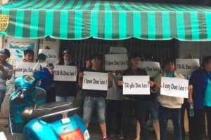 Các fan hâm mộ Dưa Leo có mặt trước đồn công an để đòi người.