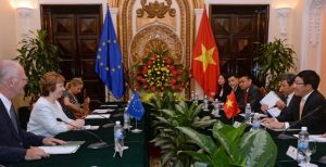Đại diện cao cấp của EU, bà Catherine Ashton (thứ hai từ trái) trong lần họp với Bộ trưởng Ngoại giao Việt Nam Phạm Bình Minh (phải) tại Hà Nội trước đây. Ảnh minh họa.