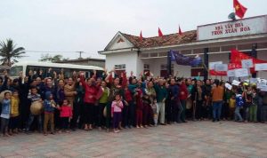 Khoảng hơn 2.000 ngư dân xã Quảng Xuân, huyện Quảng Trạch, tỉnh Quảng Bình đã biểu tình tại nhà văn hóa thôn Xuân Hòa của xã này vào sáng ngày 7/12 để phản đối quyết định đền bù thiệt hại cho người dân bị ảnh hưởng do thảm họa môi trường mà họ cho là không công bằng.